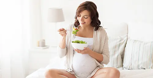 Jakie produkty warto włączyć do codziennego menu przyszłej mamy, a których lepiej unikać? Poznaj największe mity żywieniowe dla kobiet w ciąży.