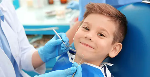 Czeka Cię pierwsza wizyta u dentysty z dzieckiem? Sprawdź, jak często zabierać dziecko do stomatologa i jak zadbać o jego zęby.