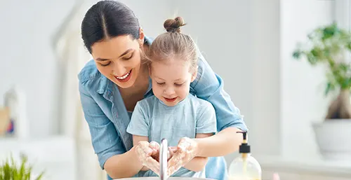 Mama uczy dziewczynkę, jak myć ręce. Nauka mycia rąk - jak nauczyć dziecko dbać o higienę?