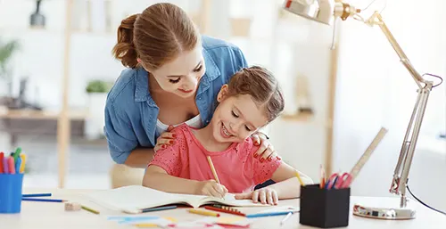 Nauka rysowania dla dzieci - jak nauczyć dziecko rysować zwierzęta i postaci z bajek. Mama uczy córeczkę, jak rysować.